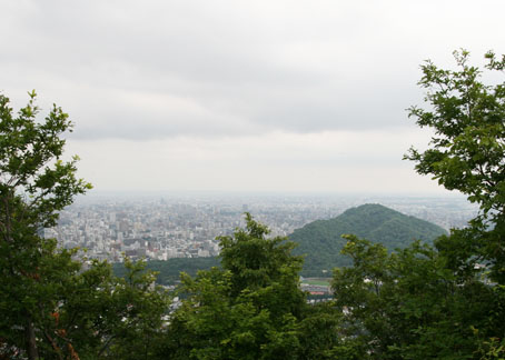 三角山から見える三角の山と札幌の町