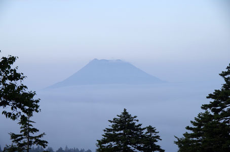 雌阿寒岳と雲海